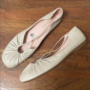 Taryn Rose Bryan Ivory Gathered Keyhole Leather Ballet Flats